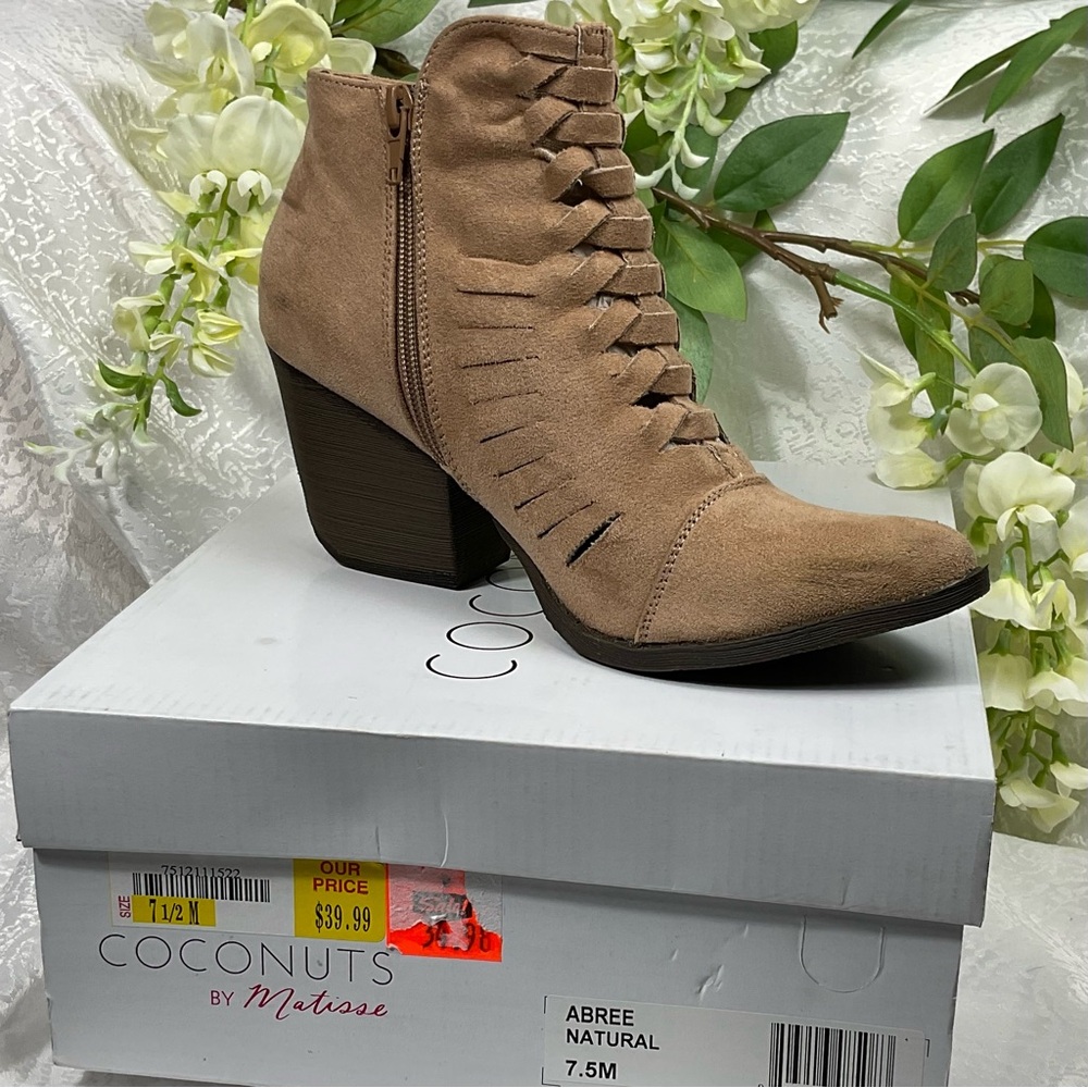 Coconuts by Matisse Tan suede ankle booties Women’s 7 1/2 inbox excellent